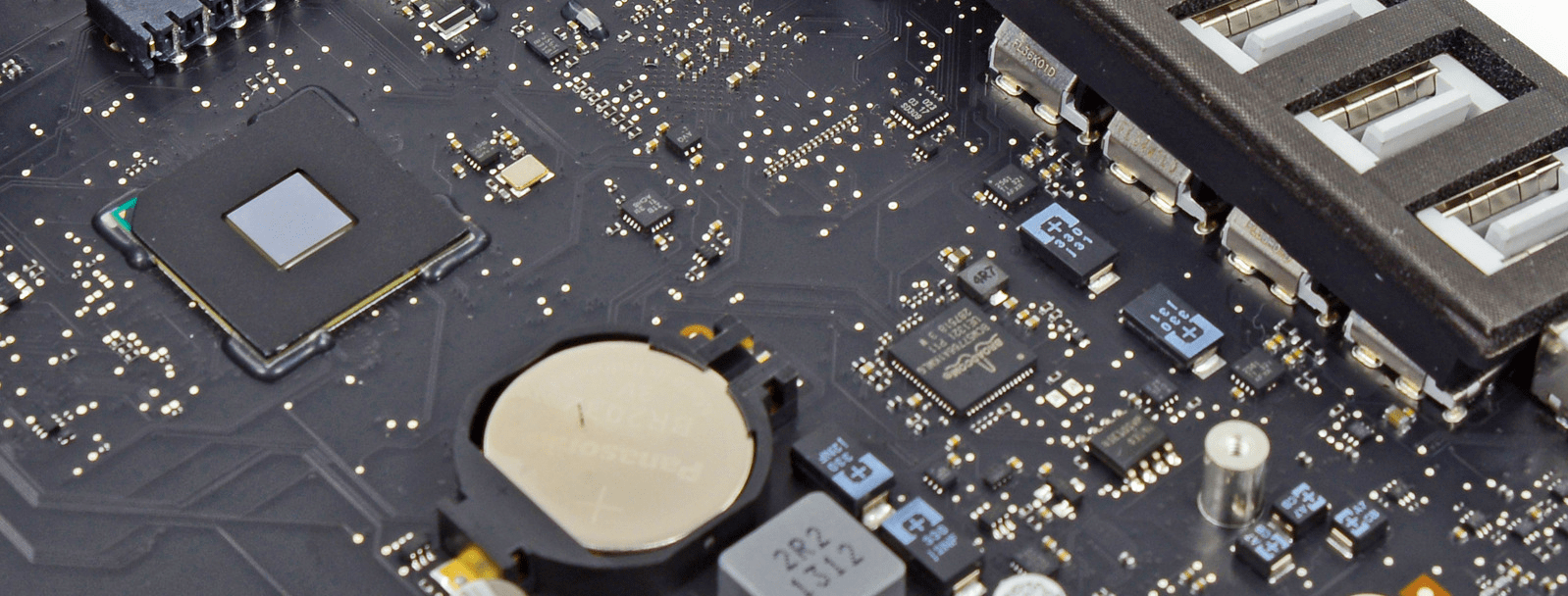 Чип локальной сети и картридера на материнской плате imac A1418 Чип локальной сети и картридера на материнской плате imac A1418