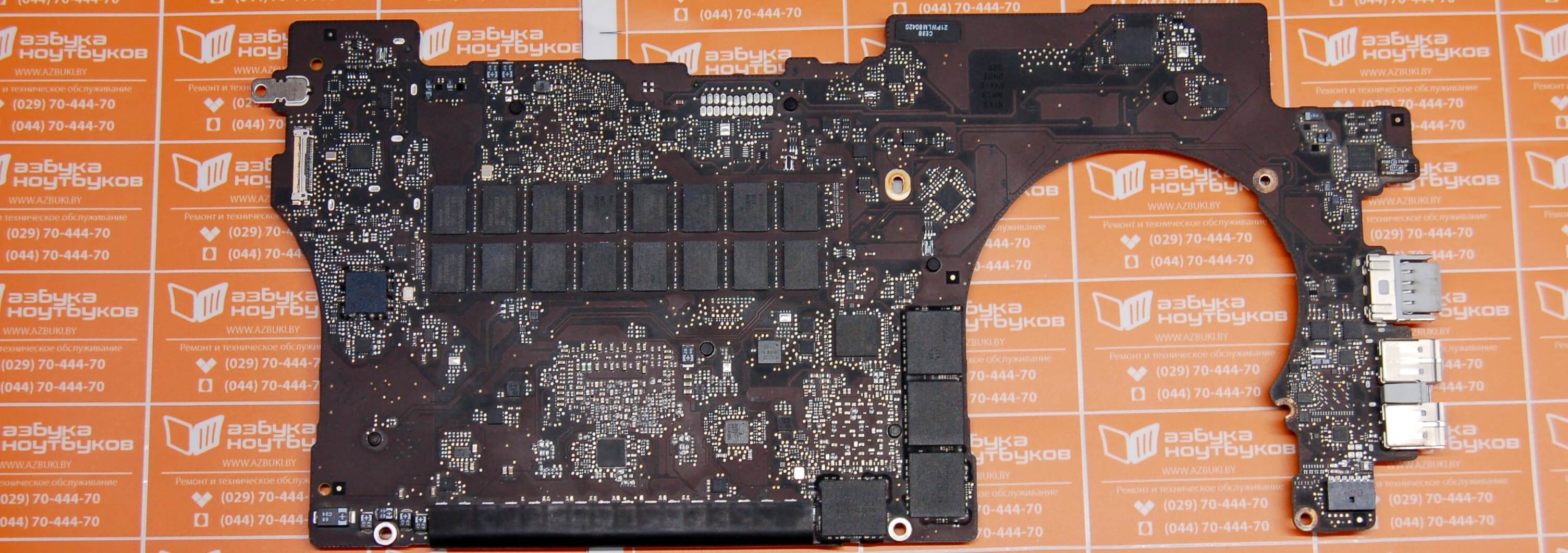 Материнская плата в ноутбуке macbook pro retina - вид со стороны клавиатуры Материнская плата в ноутбуке macbook pro retina - вид со стороны клавиатуры
