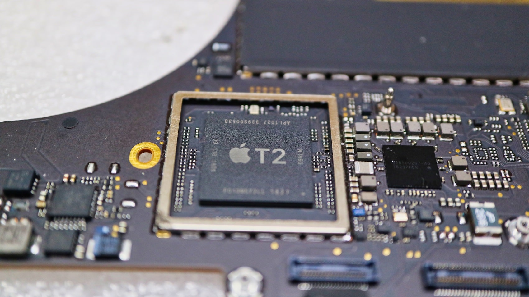 Чип Apple T2 SECURE ENCLAVE Чип Apple T2 SECURE ENCLAVE
