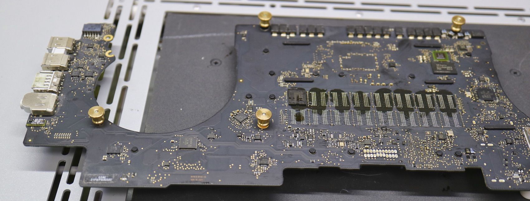 Установка дополнительных микросхем оперативной памяти в macbook pro A1398 2013-2015 года выпуска Установка дополнительных микросхем оперативной памяти в macbook pro A1398 2013-2015 года выпуска