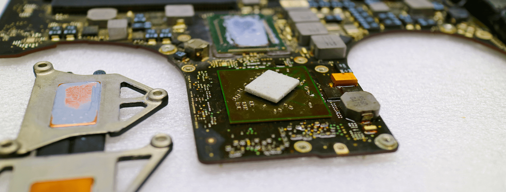 Кампаунд под вокруг чипов видеопамяти на macbook A1286 2011 года Кампаунд под вокруг чипов видеопамяти на macbook A1286 2011 года
