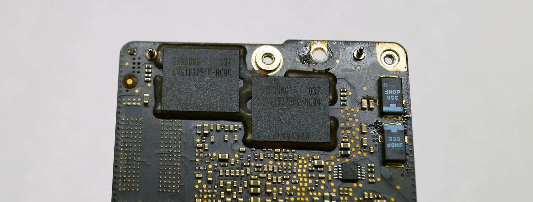 Кампаунд под вокруг чипов видеопамяти на macbook A1286 2011 года Кампаунд под вокруг чипов видеопамяти на macbook A1286 2011 года
