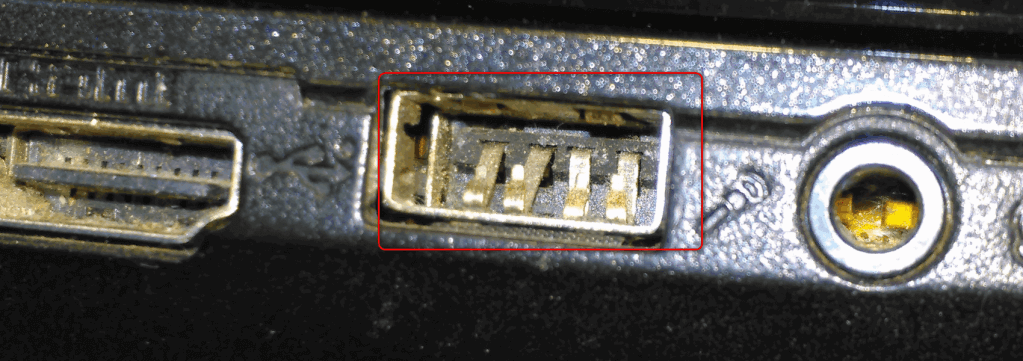 Поломанный USB порт в ноутбуке Поломанный USB порт в ноутбуке