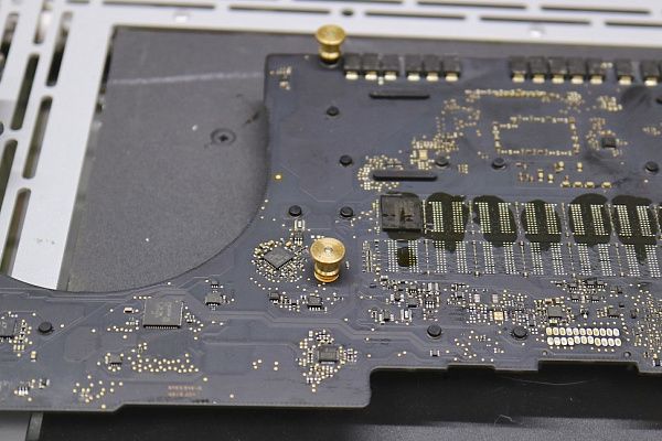 Установлен один чип из второго банка 8GB на материнскую плату A1398
