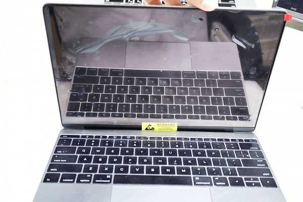 Установленный новый экран в сборе на macbook 12 retina