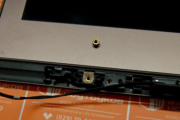 Поломанное крепление левой петли ASUS UX303