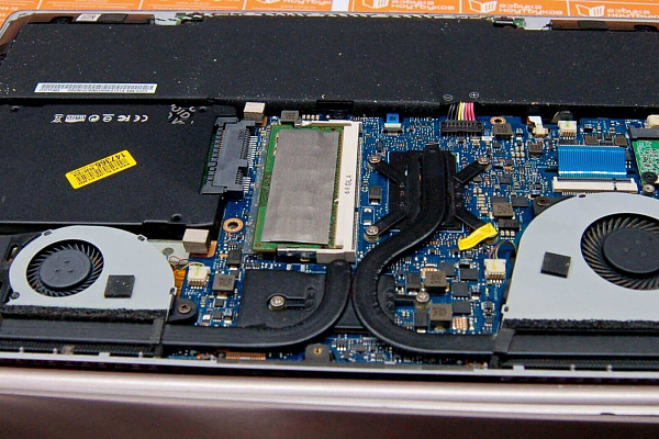 ASUS UX303 со снятой нижней крышкой - тонкий HDD 7мм 1TB