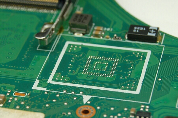 Плата ноутбука с выпаянным SSD ускорителем.