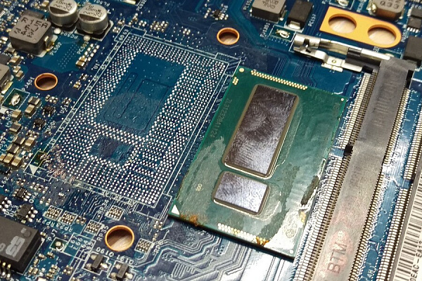 Оторванные пятаки и испорченная маска на плате ноутбука под CPU