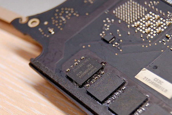 Установленые чипы памяти HYNIX на плату 820-2796